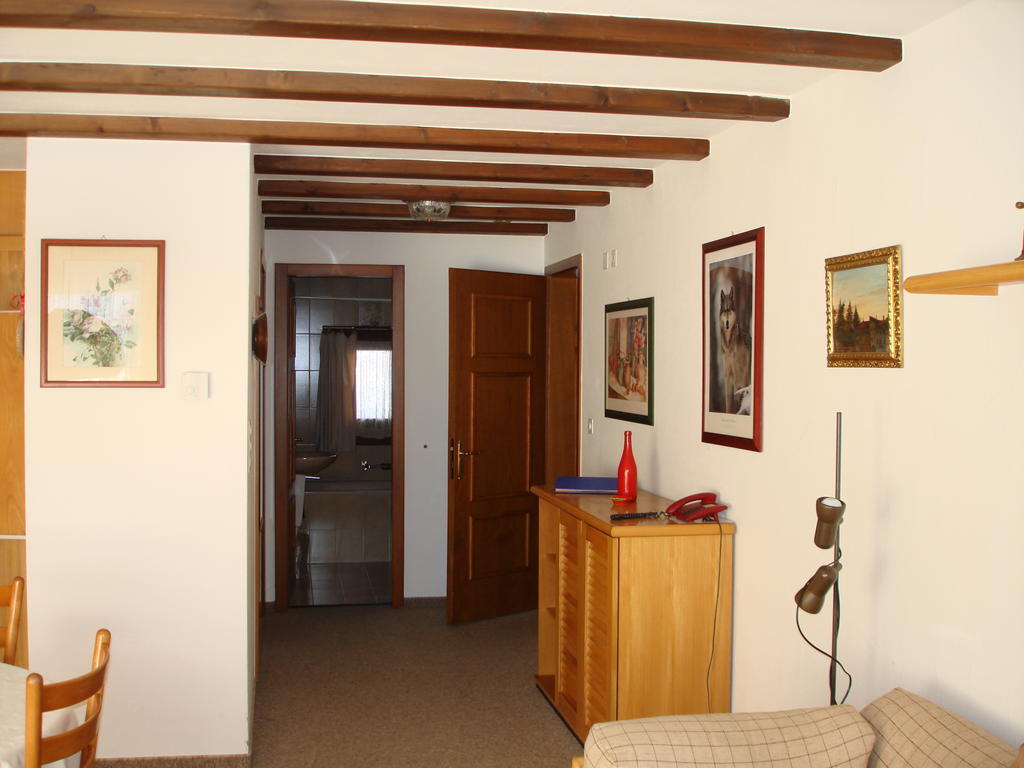 Residenz La Mora Daire La Punt-Chamues-ch Oda fotoğraf